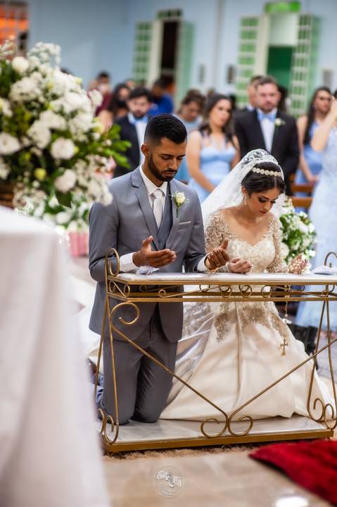 casamento - casamento católico - casamento Thalia e tiago - casamento em santa maria - wedding - ensaio de casal - felizes para sempre - casamento na pandemia -  ajoelhado  e orando '