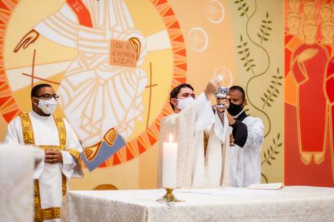 casamento - casamento católico - casamento Thalia e tiago - casamento em santa maria - wedding - ensaio de casal - felizes para sempre - casamento na pandemia -  hostia casal '