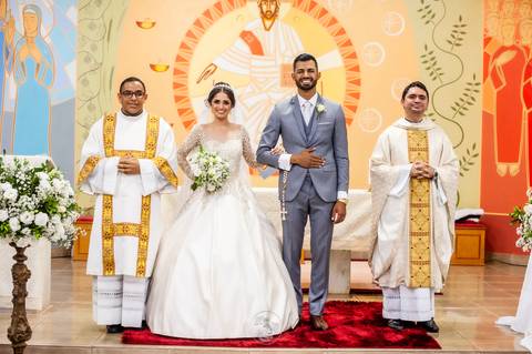 casamento - casamento católico - casamento Thalia e tiago - casamento em santa maria - wedding - ensaio de casal - felizes para sempre - casamento na pandemia -  padrinho da frente da igreja '