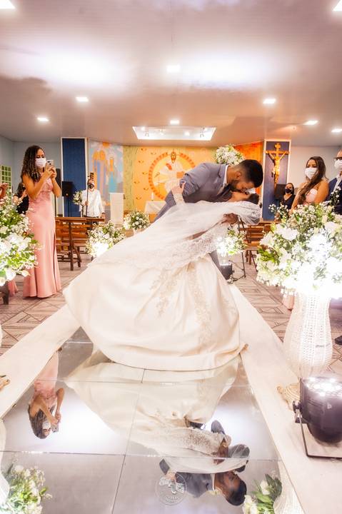 casamento - casamento católico - casamento Thalia e tiago - casamento em santa maria - wedding - ensaio de casal - felizes para sempre - casamento na pandemia -  casal com beijo '