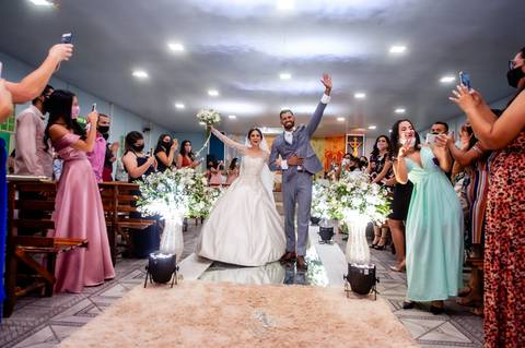 casamento - casamento católico - casamento Thalia e tiago - casamento em santa maria - wedding - ensaio de casal - felizes para sempre - casamento na pandemia -  casal saida igreja  comemorando '