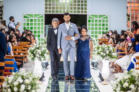 casamento - casamento católico - casamento Thalia e tiago - casamento em santa maria - wedding - ensaio de casal - felizes para sempre - casamento na pandemia -  noivo e pais '