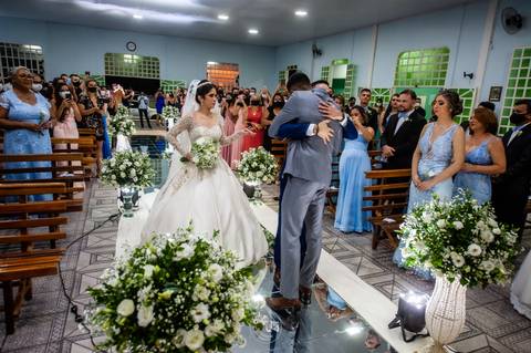 casamento - casamento católico - casamento Thalia e tiago - casamento em santa maria - wedding - ensaio de casal - felizes para sempre - casamento na pandemia -  noivo e pais igreja '