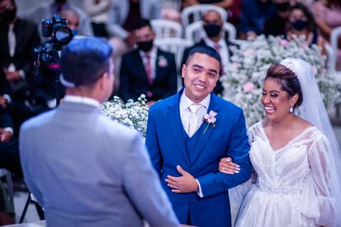 igreja e casal de fundo '