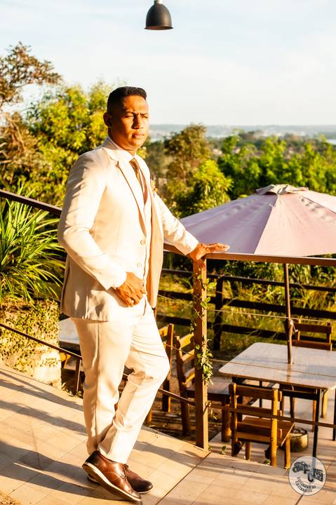 casamento amauri e viviane - casamento no por do sol  - Casametno  farol do cerrado  noivo contemplando '