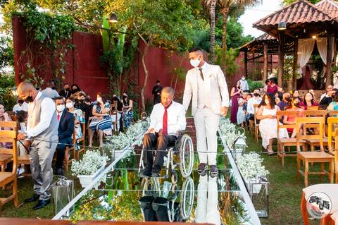 casamento amauri e viviane - casamento no por do sol  - Casametno  farol do cerrado  noivo com o pai  - pai cadeirante '