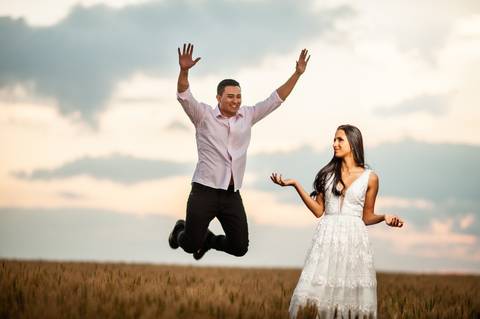 campo de trigo - girassóis - casal - ensaio de casal  -  por do sol  - dadf  - plantações '