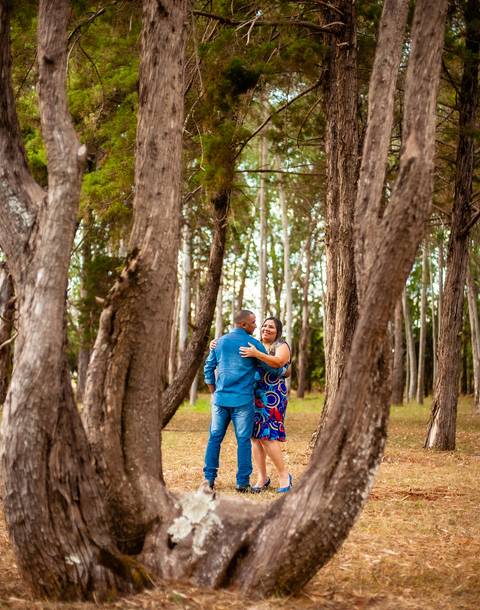 casal roupa azul  na arvores - felizes como a vida '