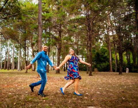 casal roupa azul  na arvores - felizes como a vida  correndo '