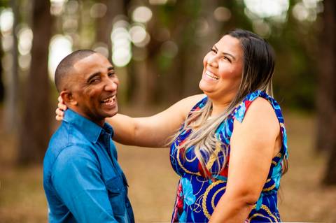 casal roupa azul  na arvores - felizes como a vida  sorrindo '
