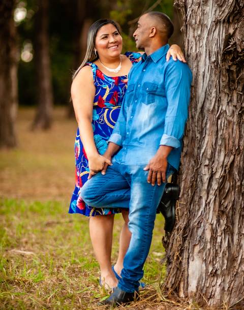 casal roupa azul  na arvores - felizes como a vida  namorando '