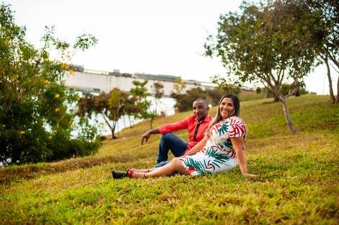 casal roupa vermelho  - felizes como a vida  na ponte  sentado '
