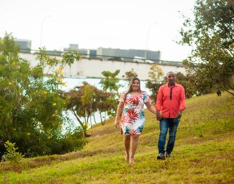 casal roupa vermelho  - felizes como a vida  na ponte  andando '