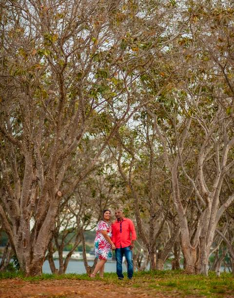 casal roupa vermelho  - felizes como a vida  na ponte  arvores '