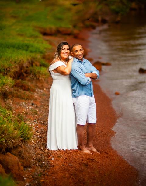 casal roupa vermelho  - felizes como a vida  na ponte  beira do lago '