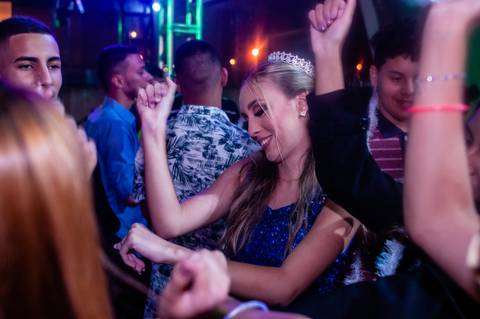 menina-15 anos-vestido azul- festa de 15 anos - espaço jardim gama  - '