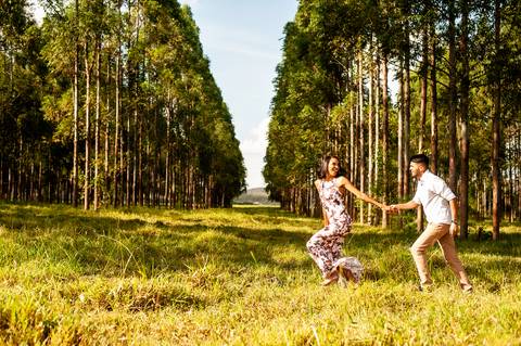  ensaio de casal - casal crente  - pre-wedding - foto criativa  - casal correndo '