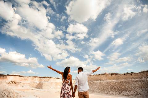  ensaio de casal - casal crente  - pre-wedding - foto criativa - dunas -  ceu azul '