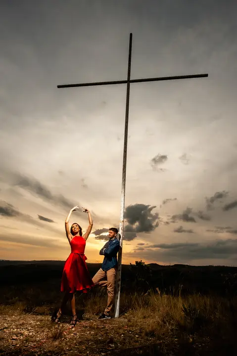  ensaio de casal - casal crente  - pre-wedding - foto criativa - cruz  noiva dançando'