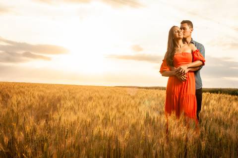 campos do padf - plantação  - casal - ensaio fotografico casal  -   trigo '