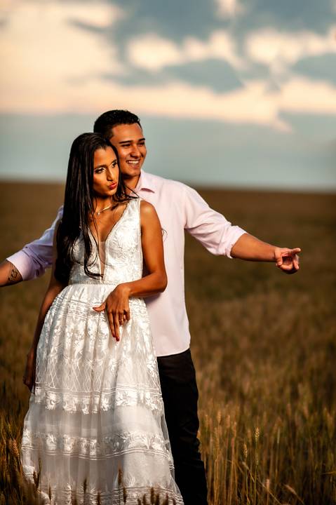 campos do padf - plantação  - casal - ensaio fotografico casal  -   trigo '