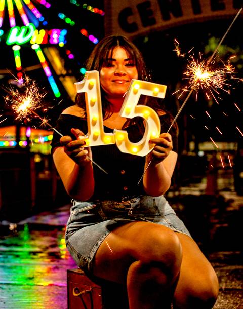 15 anos  Brenda  - ensaio de 15 - ensaio de 15 externos  - vestido de  princesa  - ensaio fotografico '