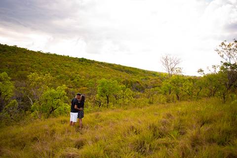 ensaio de casa- pre-wedding cachoeira do tororo - montanha - cachoeira -  casal de preto '