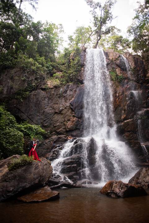 ensaio de casa- pre-wedding cachoeira do tororo - montanha - cachoeira -  casal de preto  e vermelho'
