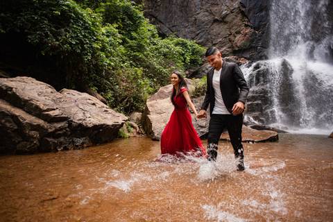 ensaio de casa- pre-wedding cachoeira do tororo - montanha - cachoeira -  casal de preto e vermelho correndo '