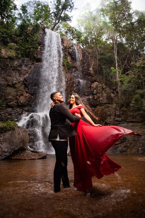 ensaio de casa- pre-wedding cachoeira do tororo - montanha - cachoeira -  casal de preto  e vermelho noiva sendo rodada '