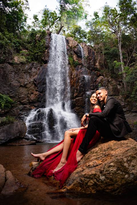 ensaio de casa- pre-wedding cachoeira do tororo - montanha - cachoeira -  casal de preto  e vermelho'