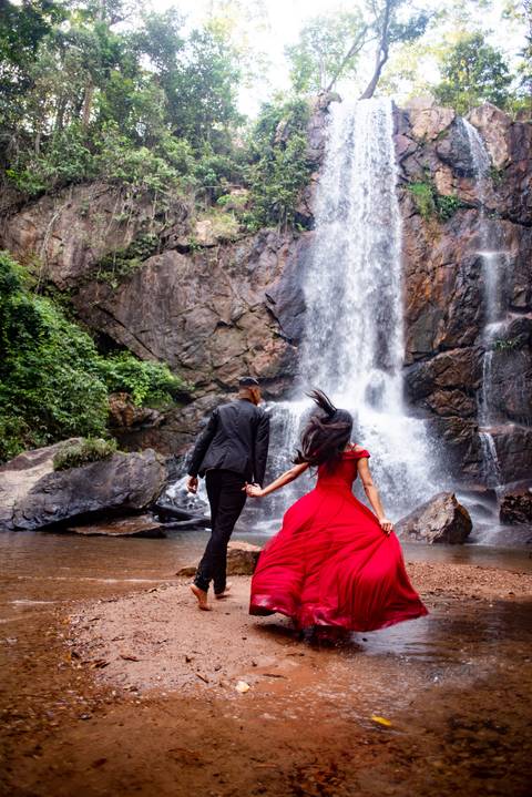ensaio de casa- pre-wedding cachoeira do tororo - montanha - cachoeira -  casal de preto  e vermelho'