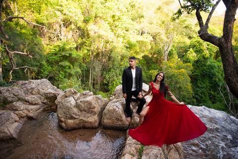 ensaio de casa- pre-wedding cachoeira do tororo - montanha - cachoeira -  casal de preto  e vermelho'