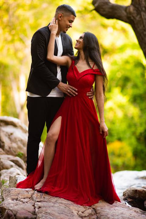 ensaio de casa- pre-wedding cachoeira do tororo - montanha - cachoeira -  casal de preto  e vermelho'