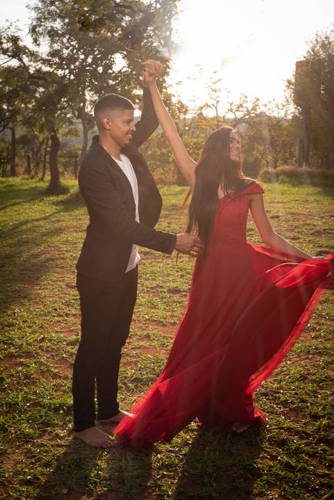 ensaio de casa- pre-wedding cachoeira do tororo - montanha - cachoeira -  casal de  preto  vemelho'