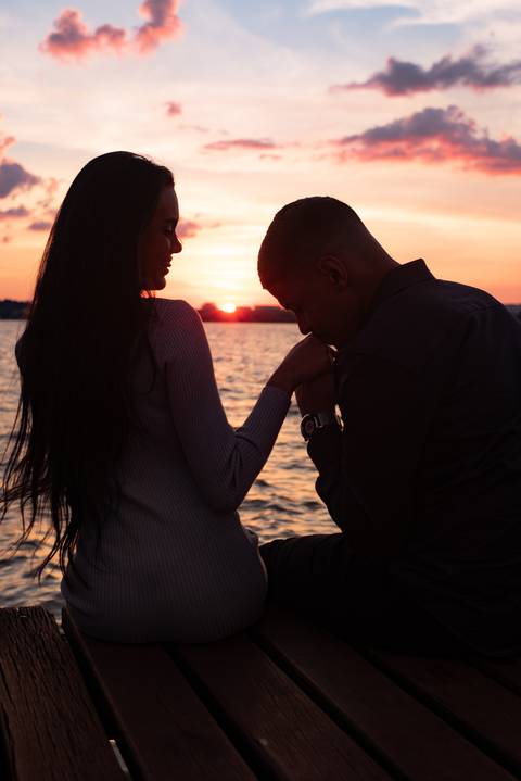 ensaio de casa- pre-wedding  - casal no por do sol - casal beijando a mão'