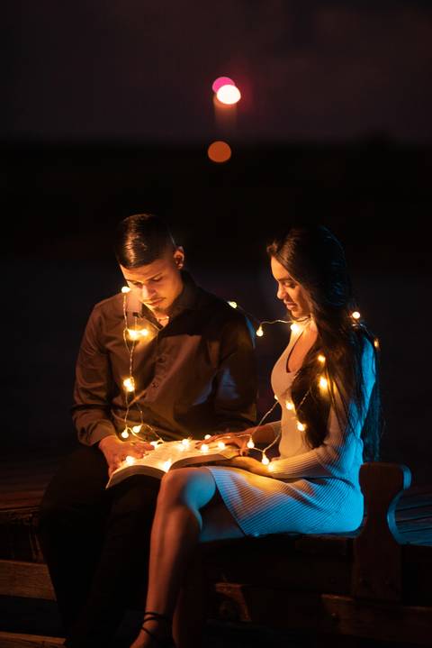 ensaio de casa- pre-wedding herminda  dom bosco -  casal com a biblia  -  mão de casal  - luzes de led'