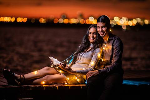 ensaio de casa- pre-wedding herminda  dom bosco -  casal com a biblia  -  mão de casal  - luzes de led'