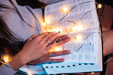 ensaio de casa- pre-wedding  herminda  dom bosco -  casal com a biblia  -  mão de casal  - luzes de led'