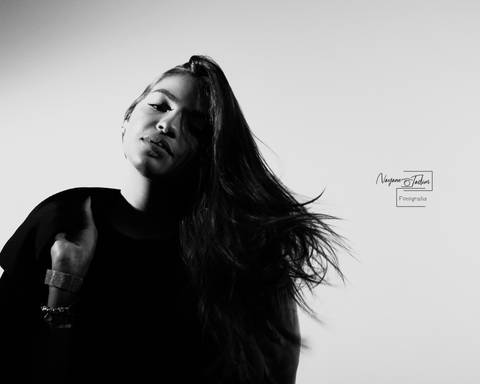 ensaio - ensaio feminino - estúdio - ensaio bh - foto preto e branco - inspiração - ensaio interno -  ensaio fotográfico'