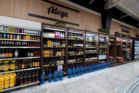 Supermarket Wozniak Curitiba Brazil Serra Fina Marcenaria commercial project customers area beverage'