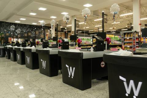 Supermarket Wozniak Curitiba Brazil Serra Fina Marcenaria commercial project customers area cashiers'