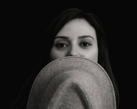 Female portrait in P&B studio photograph, Curitiba - Brasil'