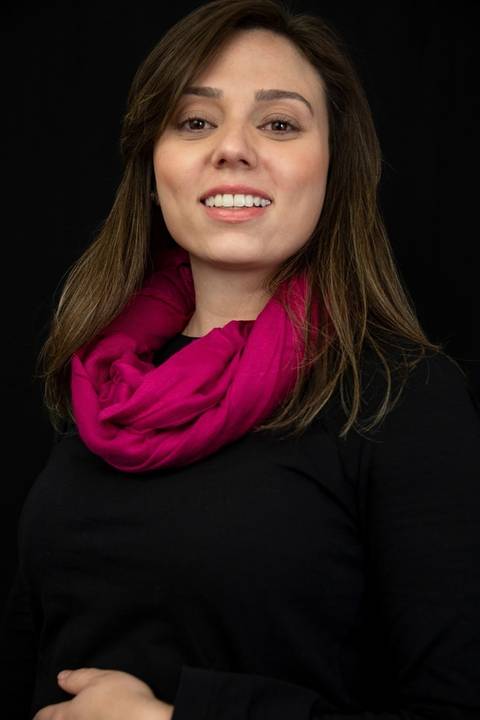 Portrait of woman with scarf - studio photograph Curitiba - Brazil'