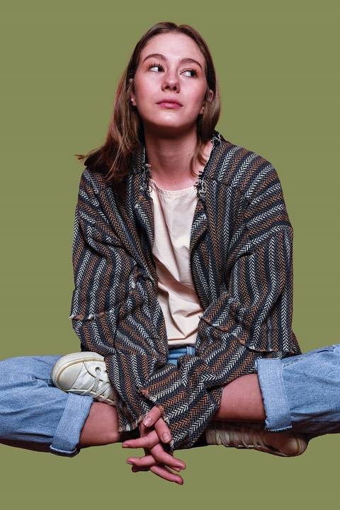 Manoella Prestes Aula fashion Manoella Prestes, model and actress Take Agency Curitiba - Studio photograph Omicron Photography School portrait class Curitiba Brazil pepper stem background'