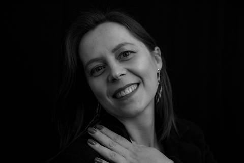 Female portrait in P&B studio photograph, Curitiba - Brasil'