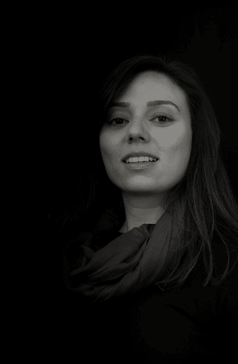 B&W Portrait of woman with scarf - studio photograph Curitiba Brazil - B&W selenium'