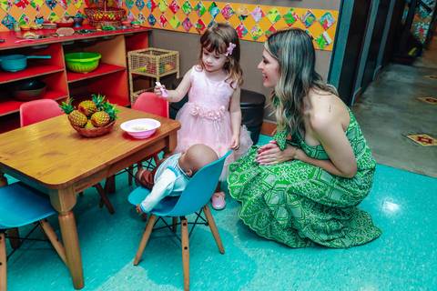 Trabalho de fotojornalismo de um fotógrafo de aniversário infantil: criança se divertindo no brinquedo.'