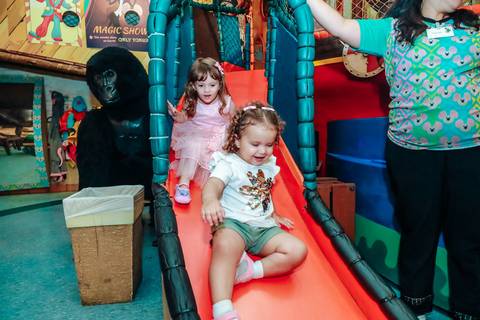 Trabalho de fotojornalismo de um fotógrafo de aniversário infantil: criança se divertindo no brinquedo.'