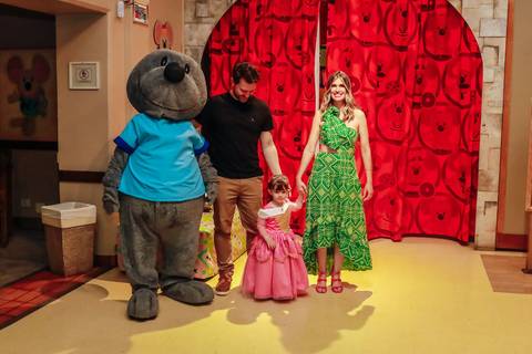 Fotógrafo de aniversário infantil captura momento espontâneo de brincadeira no Buffet Miniland.'